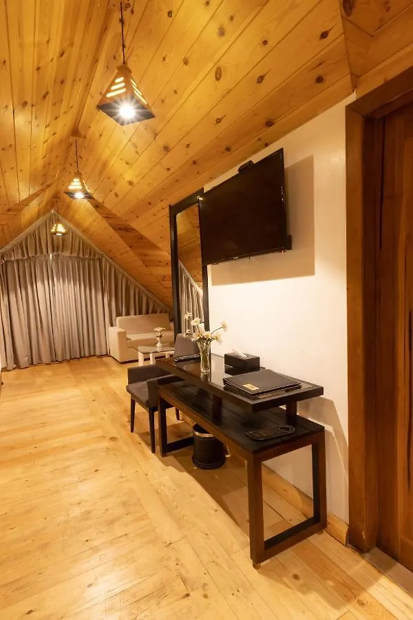 Hotel Grand Turf Нувара-Элия