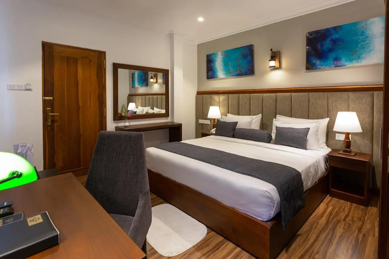 Hotel Grand Turf Нувара-Элия