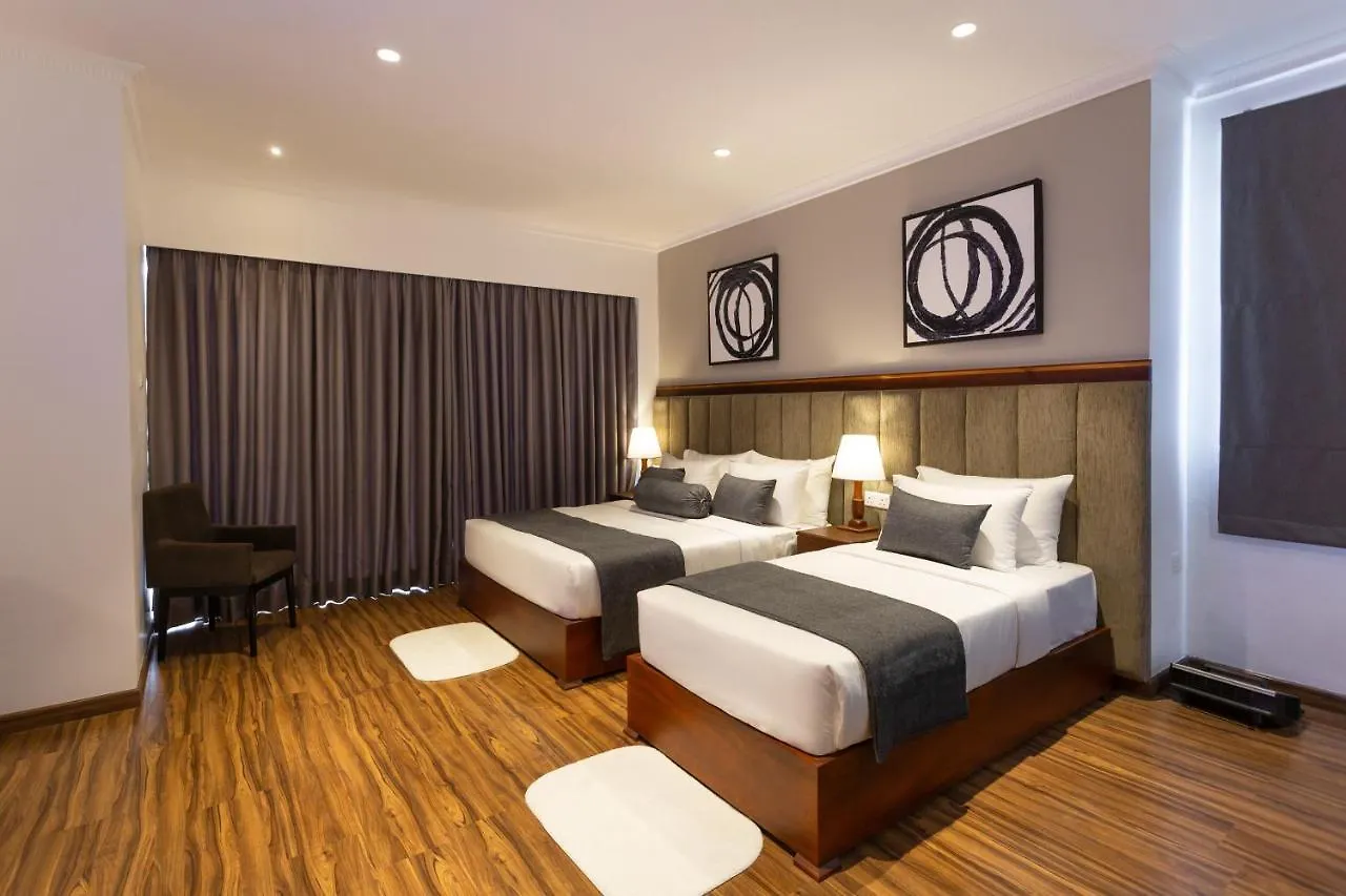 Hotel Grand Turf Нувара-Элия